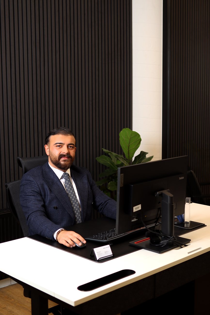 Emre Yesilyurt an seinem Arbeitsplatz im Kölner Büro